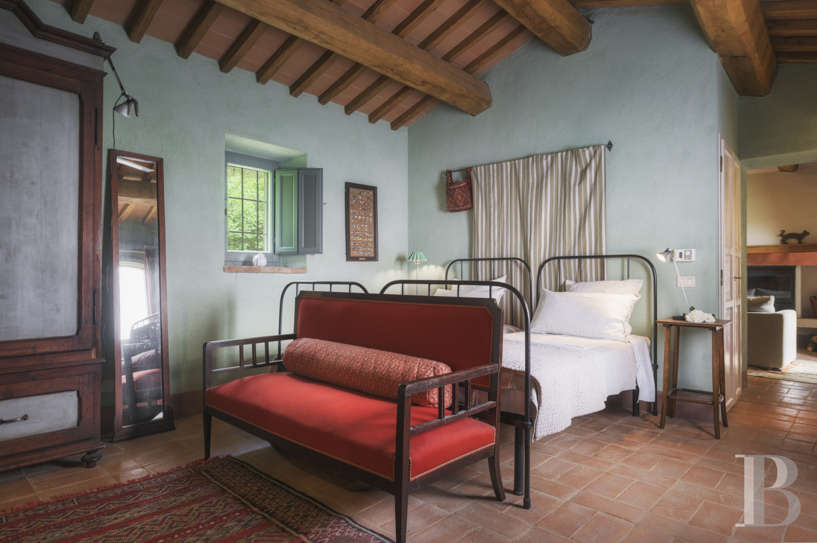 An old olive grove farmhouse restored to its former glory, overlooking the countryside in the Val d'Orcia in Tuscany - photo  n°17